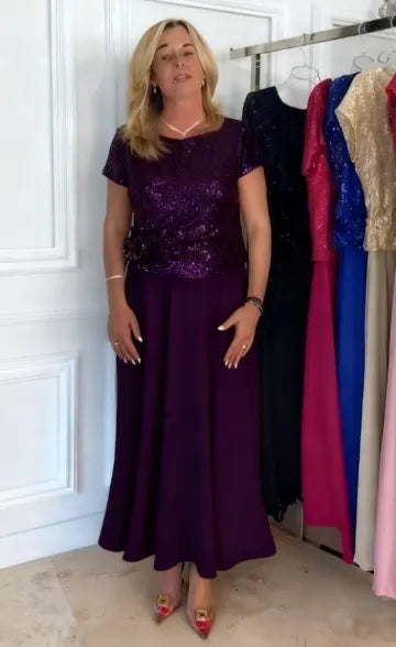 💝💝Short-sleeved dress decorated with sequins and flowers on the bodice.