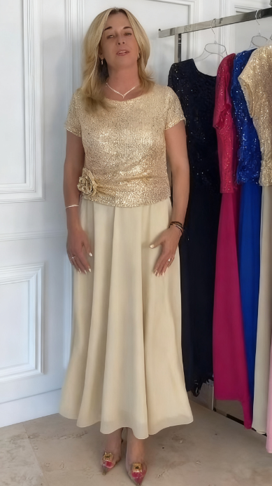 💝💝Short-sleeved dress decorated with sequins and flowers on the bodice.