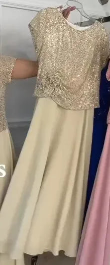 💝💝Short-sleeved dress decorated with sequins and flowers on the bodice.