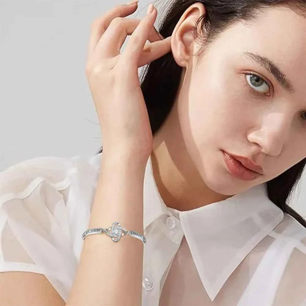 🌷A Bracelet That Celebrates Your Unbreakable Friendship ❤️The Lucky Four-Leaf Clover Bracelet A symbol of luck, love, and the bond between best friends.